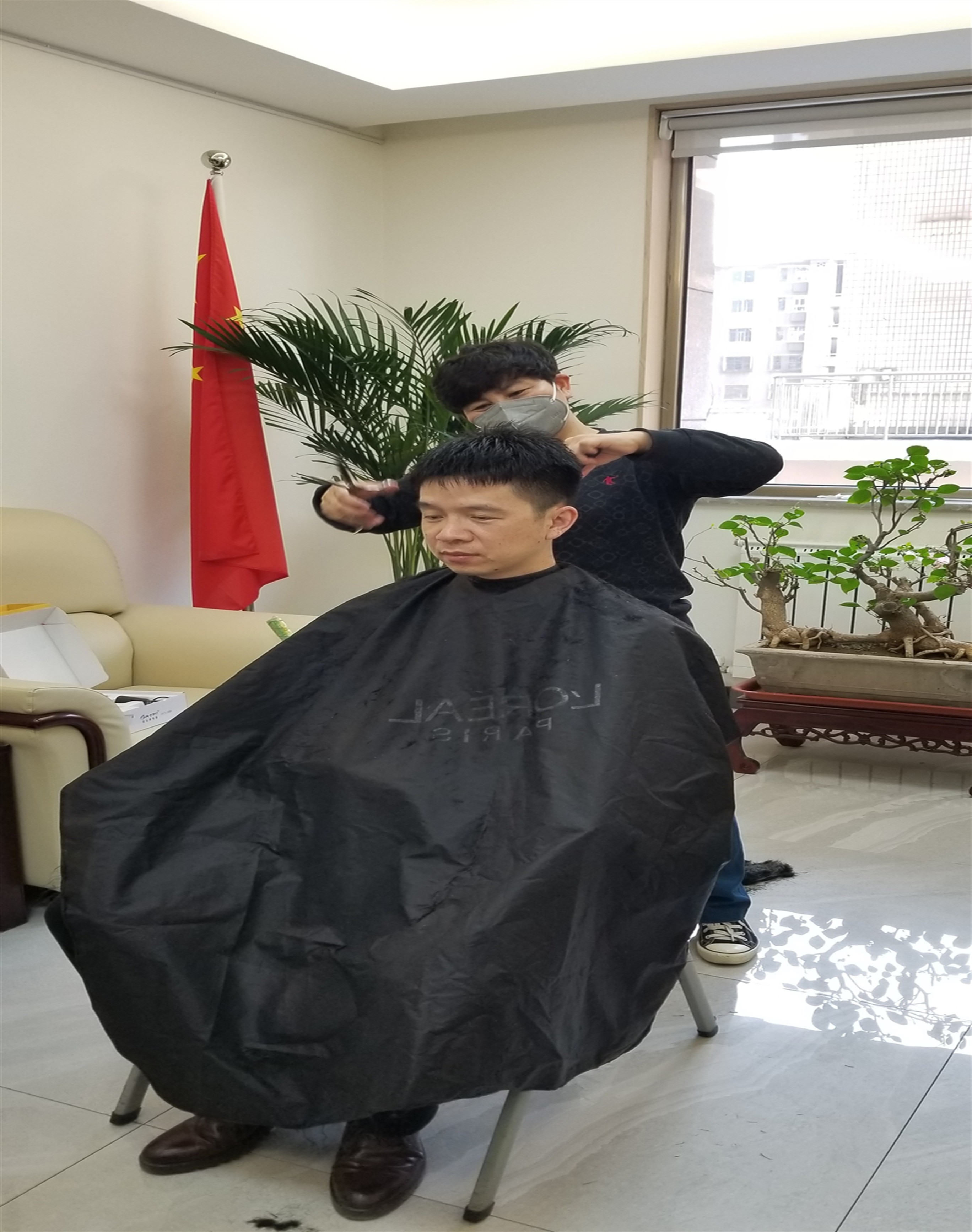 暖心！疫情期間我們的“最美理發(fā)師”